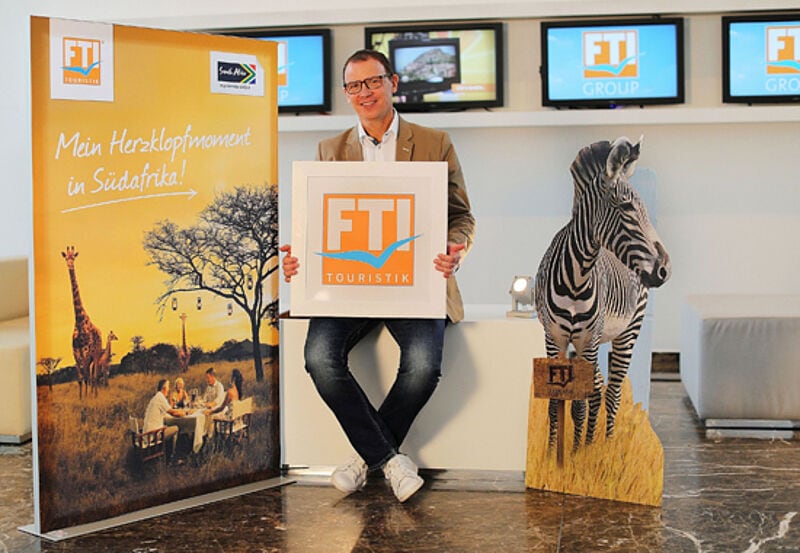 FTI-Vertriebsdirektor Richard Reindl mit den neuen Deko-Materialien