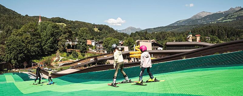 Ein Highlight ist die Skipiste auf dem Dach des Falkensteiner Family Resort Lido