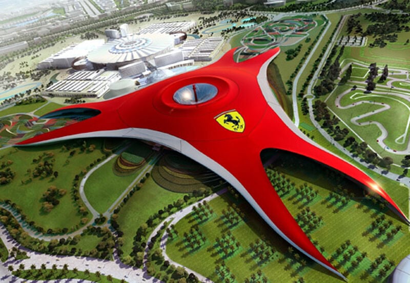 Das große Ferrari-Logo auf dem Dach der Ferrari World wird jeder beim Landeanflug auf Abu Dhabi sehen