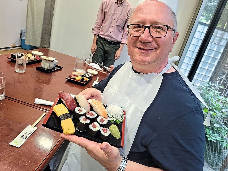Frank Brakebusch (55) war erst im Mai privat in Japan, im Bild
bei ­einem Sushi ­Workshop in Tokio