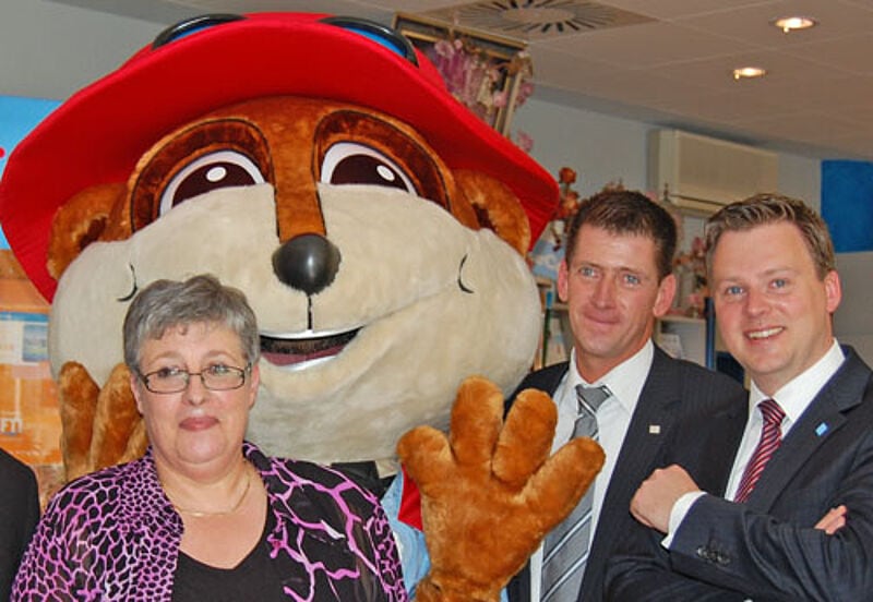 Reisebüro-Inhaberin Angelika Hummel mit den TLT-Managern André Repschinski und Sibo Kuhlmann (rechts) sowie dem TUC-Maskottchen, dem Erdmännchen Fred