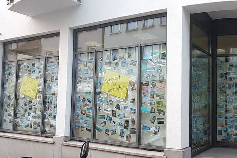 Reiseland Reutlingen: Während drinnen der Umbau vor sich ging, konnten die Passanten die Urlaubsfotos der Reisebüro-Kunden ansehen