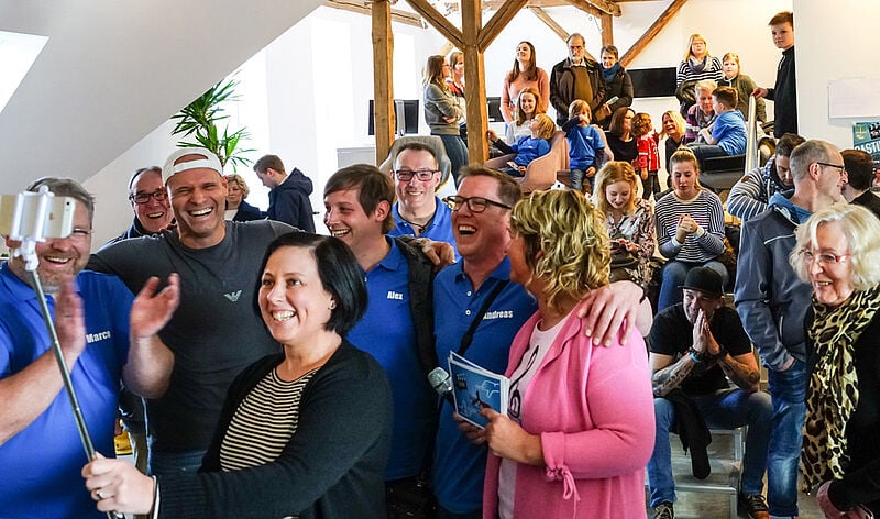 Fußballprofi Thorsten Legat lockte viele Neugierige ins Reisebüro Sannworld