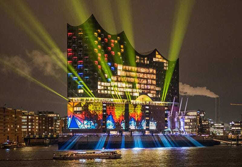 Während innen die ersten Töne des Konzerts erklangen, erstrahlte die Elbphilharmonie von außen in einer bunten Lichtinszenierung