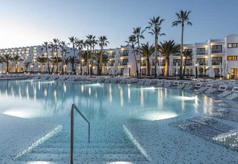 Das neue Grand Palladium White Island Resort & Spa bietet auch Pool-Liegen