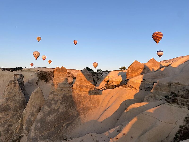 Eine Fahrt im Heißluftballon ist das Highlight einer Kappadokien-Rundreise. Buchbar ist sie je nach Saison ab 150 Euro