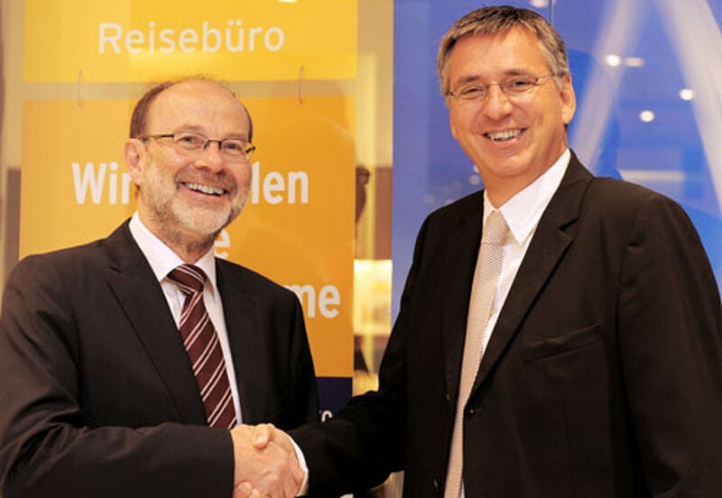 Udo Klein, Zentralleiter Reisen bei Karstadt (links), und Michael Dohmen, Geschäftsführer der Reisebüro Service Gesellschaft (RSG)