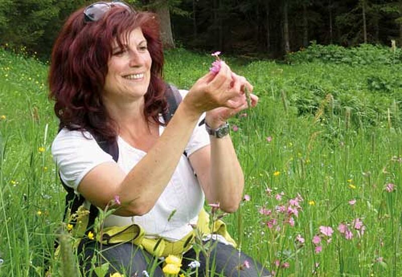 Kräuterpädagogin Sigrid beschäftigt sich schon seit Jahrzehnten mit den Heilkräften von Blüten, Bäumen, Flechten und Algen
