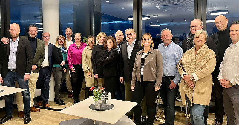 Der KI-Vorstandsvorsitzende Christoph Lückertz (siebter von rechts) begrüßte bei der Mitgliederversammlung zahlreiche Mitstreiter