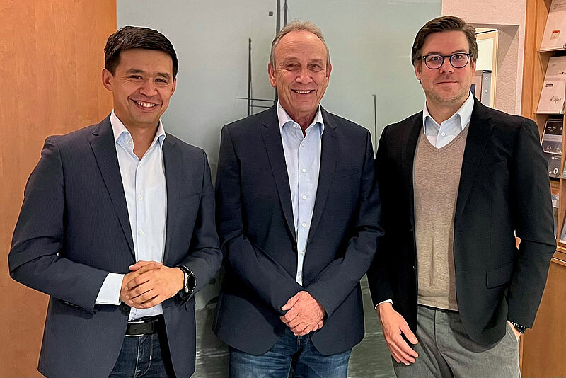 Udo Hell (Mitte) hat sein erfolgreiches Bahngeschäft an die Lernidee-Chefs Nurlan Mukash (links) und Felix Willeke übergeben. Foto: Lernidee Erlebnisreisen