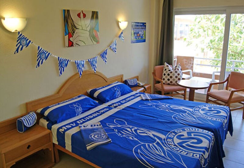 Schlafen in Blau-Weiß: MSV-Zimmer in Cala Ratjada
