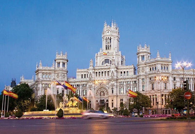 Geht man auf die Aussichtsterrasse des Palacio de Cibeles, liegt einem Madrid zu Füßen.