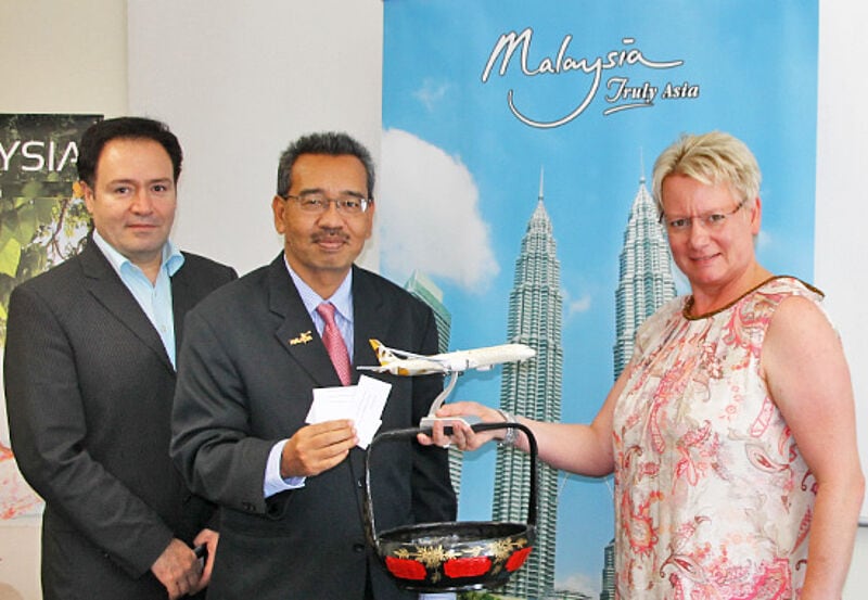 Bei der Verlosung: Mohamed Amin Yahya (Mitte), Direktor von Tourism Malaysia in Frankfurt, mit den Marketing-Verantwortlichen Jose Ramirez Santoyo und Christine Martin