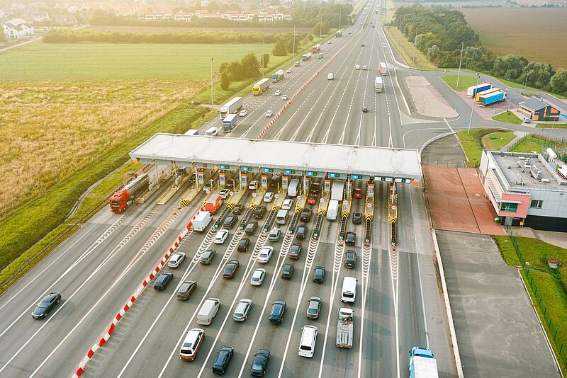 Stau vor einer Autobahn-Mautstation – künftig sollen solche Schranken in vielen europäischen Ländern durch digitale Systeme ersetzt werden.