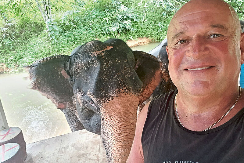 Anton Maichle und sein Selfie mit seinem Lieblingstier, einem Elefanten, in Thailand