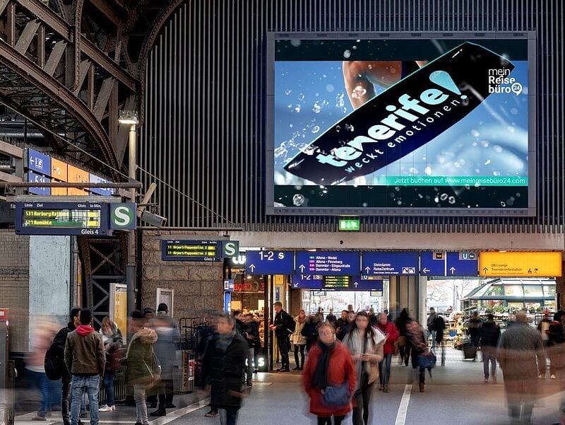 Meinreisebüro24 und Teneriffa werben gemeinsam am Hamburger Hauptbahnhof. Foto: Ströer
