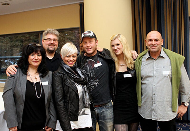 Initiatoren, Produzenten und Stars von „Ja, ich buche im Reisebüro“ (von links): Marija Linnhoff, Timo Iserlohe, Dajana Steinkühler, Regisseur Dustin Steinkühler, Michaela Erler und Alfons Kissel vom Aktiv Reisebüro in Dahn