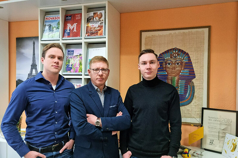 Reisebüro-Inhaber Thomas Moor mit seinen Söhnen David (links) und Erik (rechts)