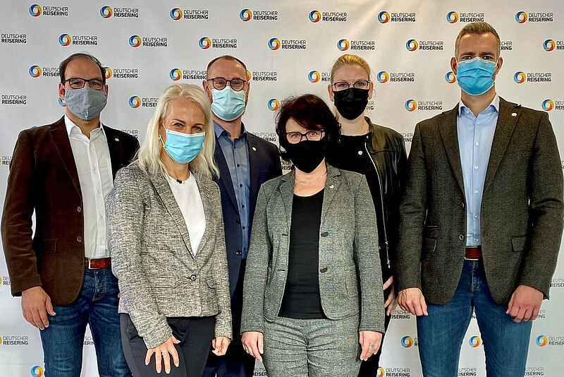 Der Vorstand des Reiserings (von links): Michael Riebel (Siamar Reisen), Jana Petzold (Der Alte Chemnitzer), Daniel Hauer (Schön Reisen), Kerstin Nolte-Winkler (Reisebüro Azur) und Juliane Eichstaedt (Bluemarlin Reisen) sowie Geschäftsstellenleiter Andreas Quenstedt. Foto: Deutscher Reisering