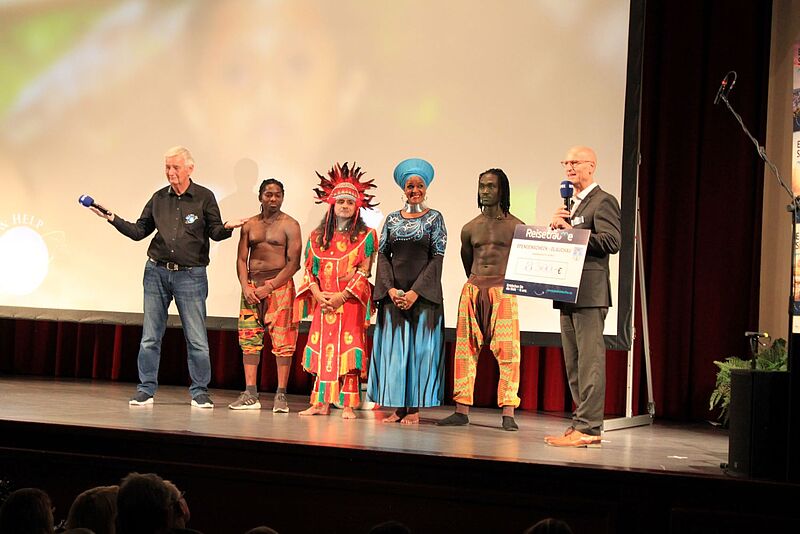 Die Weltreise-Show gestaltete das Reisebüro zu einem Mix aus Unterhaltung, Abenteuer-Berichten und Bildungsprojekten rund um den Globus. Reisebüro-Inhaber Patrick Leistner (rechts) übergab einen Scheck an Fly-&-Help-Gründer Reiner Meutsch (links)