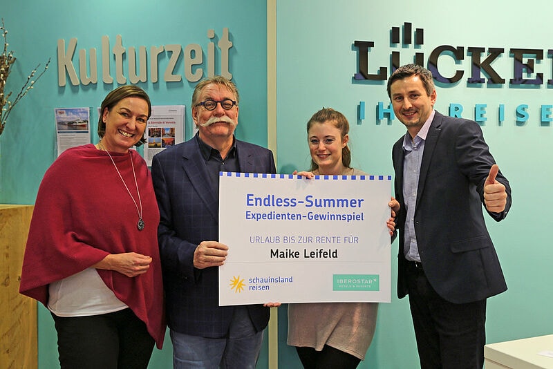 Thomas Schwingel, Schauinsland-Reisen (rechts), und Britta Grigoleit, Iberostar (links), überraschten die Gewinnerin und ihren Chef Christoph Lückertz an ihrem Arbeitsplatz