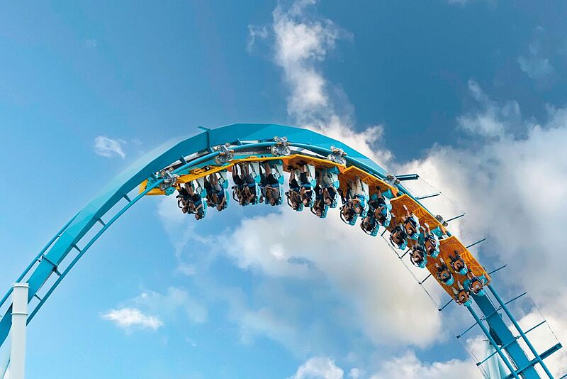 Kopfüber ins Abenteuer: die neue Achterbahn „Pipeline: The Surf Coaster“ hat es in sich