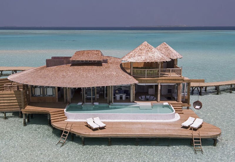 Gäste im Soneva Jani können per Knopfdruck das Dach über dem Master Bedroom öffnen