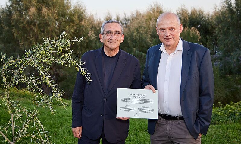 George Chatzimarkos (links), Gouverneur der Region Südliche Ägäis, und Sebastian Ebel, CEO der TUI Group, planen einen TUI Forest auf Rhodos