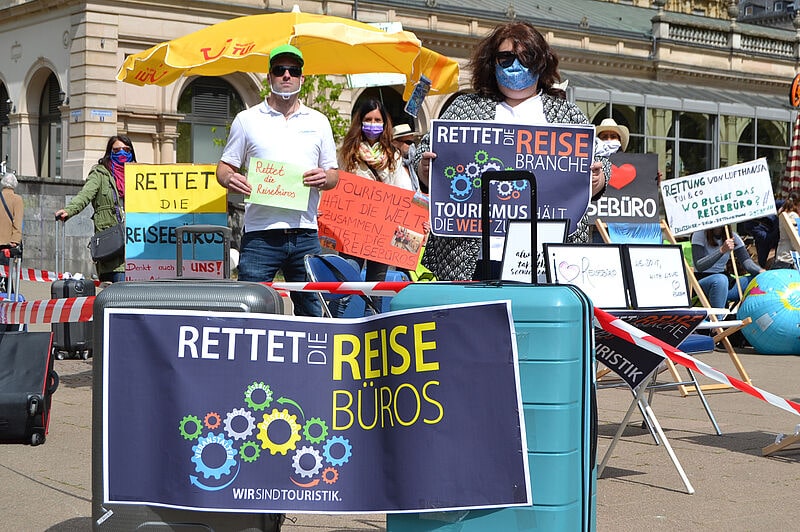 Die Buchungslage in den Reisebüros ist nach wie vor fatal – mit Demonstrationen wie hier in Wiesbaden versuchten Reiseverkäufer auf ihre missliche Lage aufmerksam zu machen