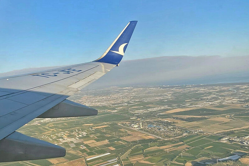 Gestern abend über Antalya: Vom Flugzeug aus kann man die Rauchwolken der Brände bei Manavgat erkennen. Foto: Bentour