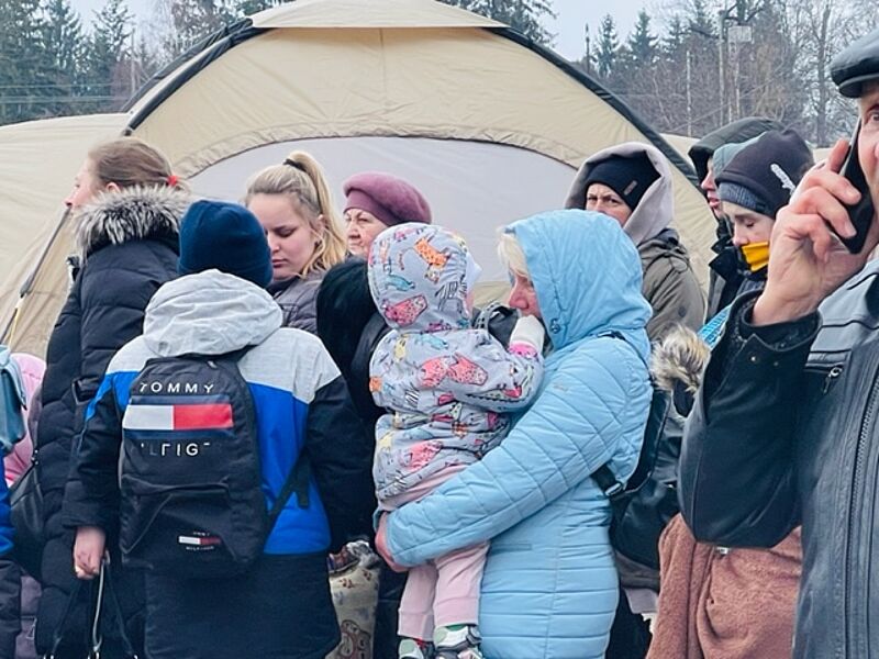 Zahlreiche Menschen warten derzeit in Przemsyl an der polnisch-ukrainischen Grenze auf Busse, die sie in andere Länder bringen
