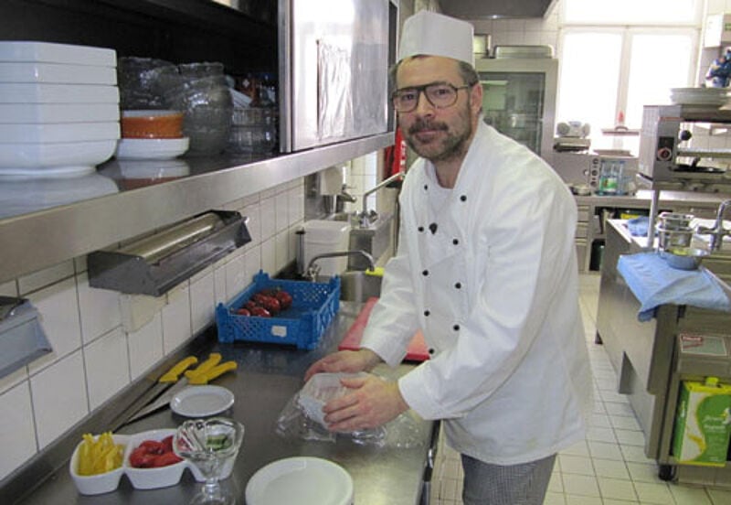 Welcome-Hotelchef Mario Pick als Küchenjunge in einem seiner Hotels
