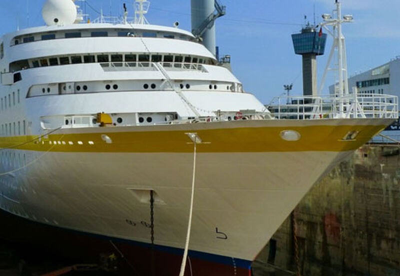 Das soeben übernommene Plantours-Flaggschiff trägt bereits die klassische gelbe Linie des Veranstalters