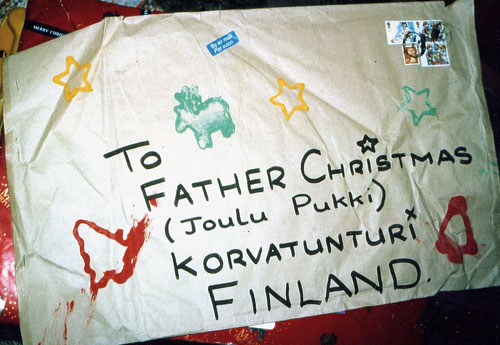 Körbe voller Kinderpost im lappländischen Weihnachtsmann-Postamt.