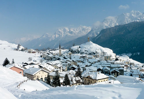 Das Dörfchen Ardez kuschelt sich an eine Bergflanke.