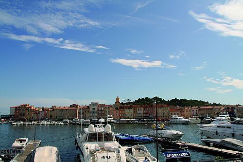 Luxusyachten vor pastellfarbener Kulisse: der Alte Hafen in St.Tropez. Fotos: ah