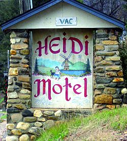 Auch ein „Heidi Motel“ darf nicht fehlen. Fotos: jmw