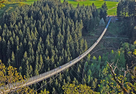 Für Schwindelfreie: die 360 Meter lange Hängeseilbrücke Geierlay