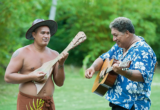 Ob mit Ukulele oder Gitarre: Auch auf Moorea spielt die traditionelle Musik.