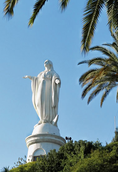Die Virgen de la Inmaculada Concepcion thront auf dem Cerro San Cristobal.