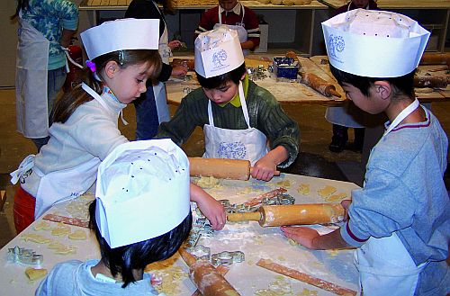 Die Backstube in „Christkindls Werkstatt“ im Rathaus: Kinder kneten und rollen den Teig und stechen Sterne aus. Fotos: jw