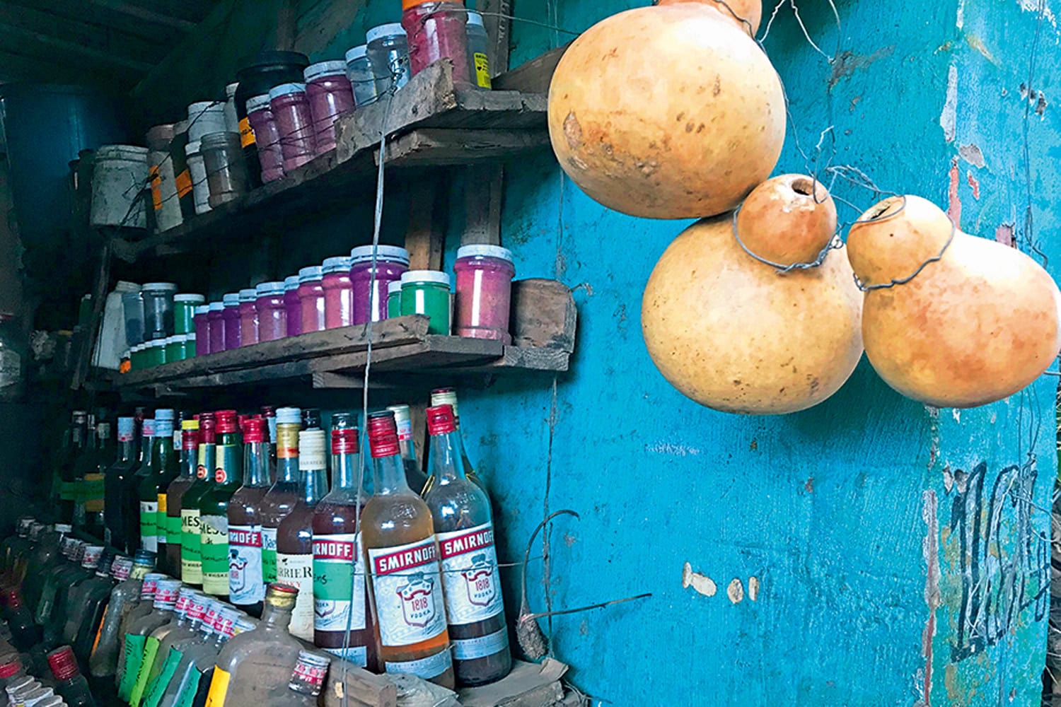 Angeboten werden die Mittelchen unter anderem in alten Schnapsflaschen