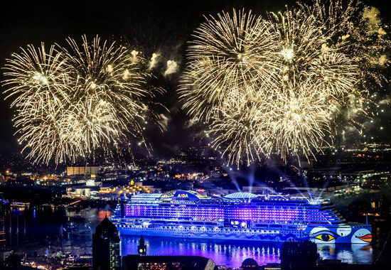 Im Hamburger Hafen wurde die Aida Prima mit Musik- und Lichtinszenierung sowie Feuerwerk getauft