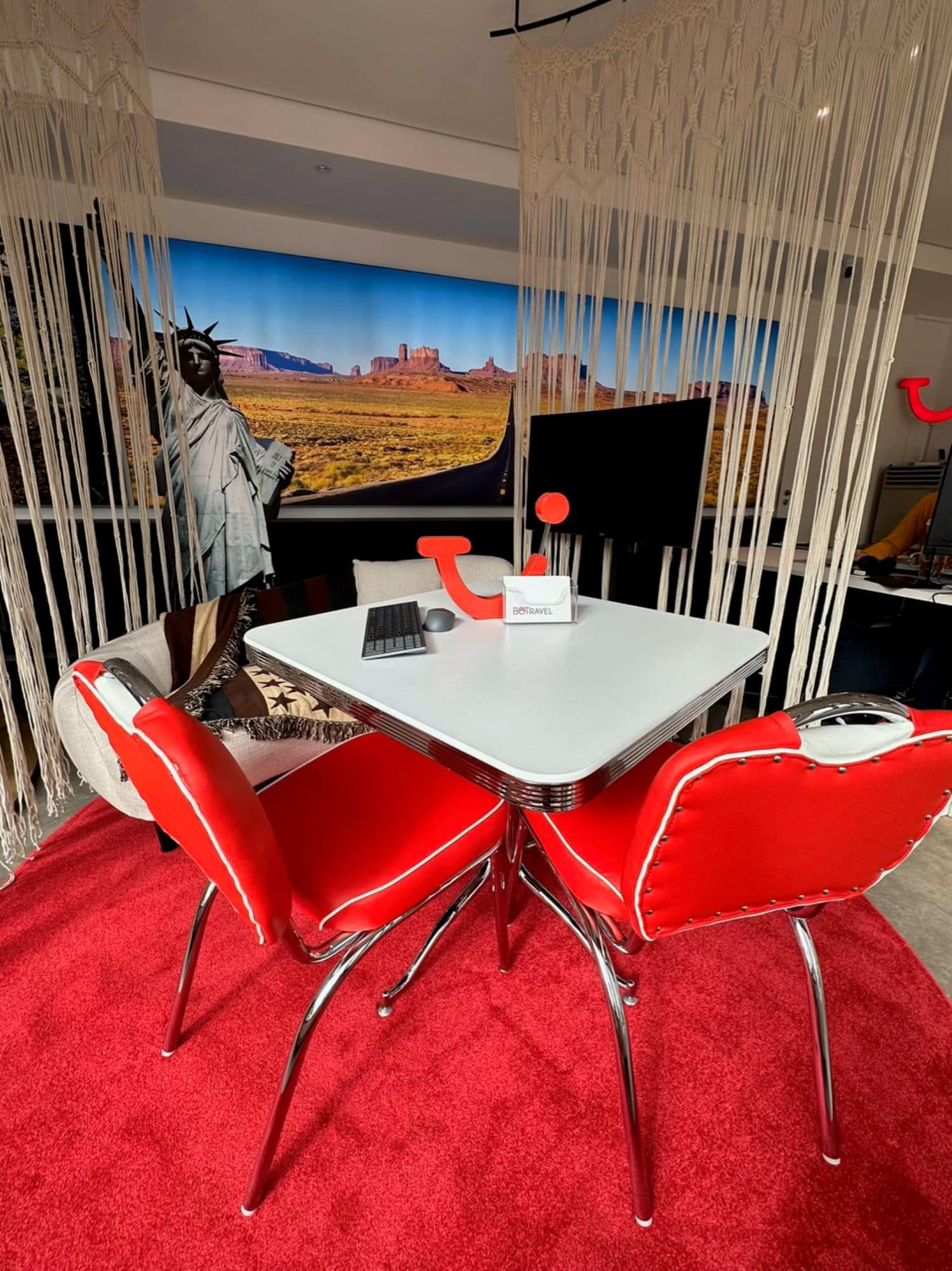 Derzeit wartet eine USA-Ecke mit American-Diner-Möbeln und Monument Valley auf die Kunden