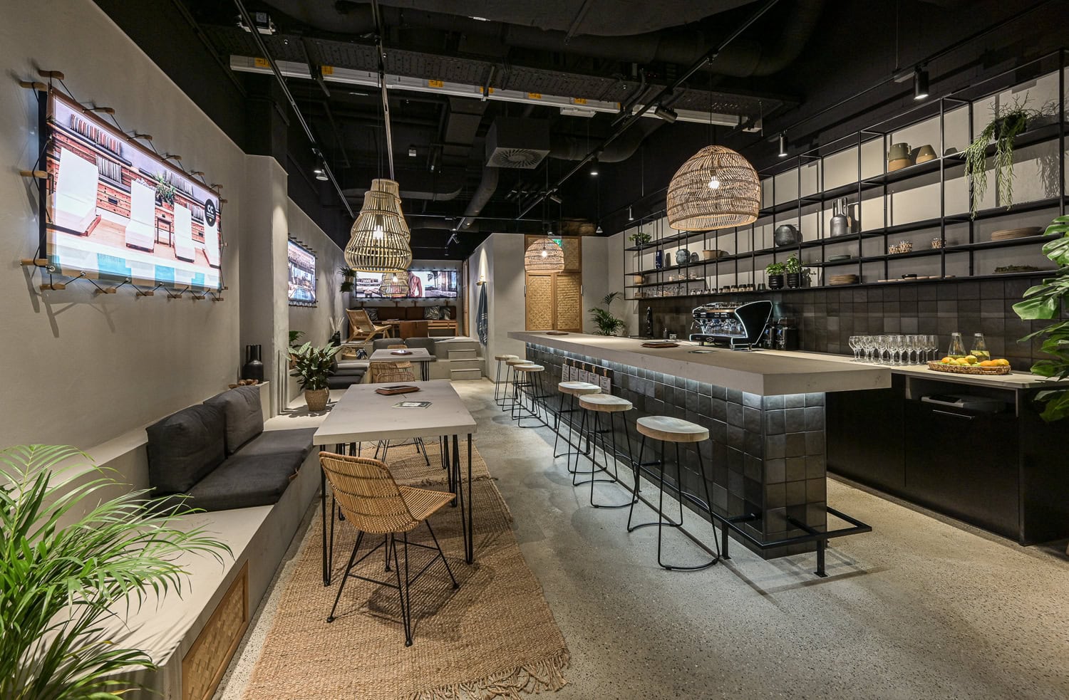 Lounge-Feeling mit Barhocker und Kaffee-Bar. Die Expedienten verfügen auch über Barista-Wissen