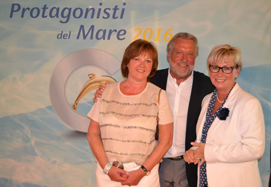 Top im FIT-Geschäft bei Costa: Annegret und Rüdiger Heise von Mare Reisen mit Alexandra Lösche, Manager Gruppen & Online bei Aida und Costa (rechts)