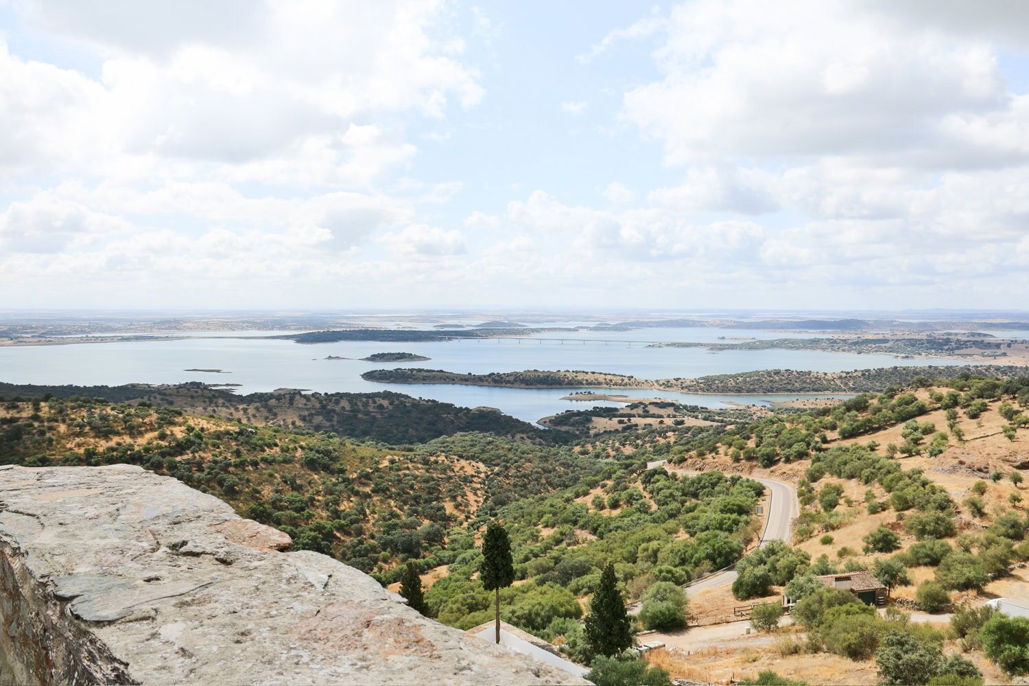 Rund um das Schloss von Monsaraz gibt es die besten Ausblicke auf den gigantischen Stausee an der Grenze zu Spanien