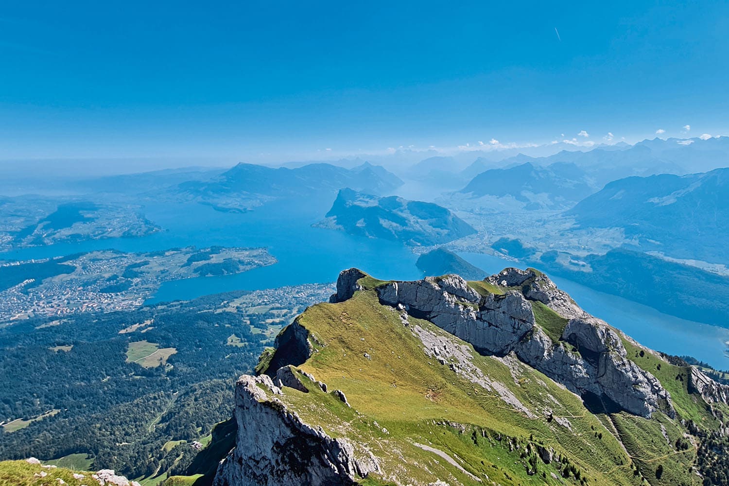 Hoch oben auf dem Hausberg Pilatus bietet sich ein sensationeller Rundumblick
