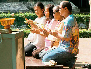 Betende in der Tempelanlage Wat Phra Singh.