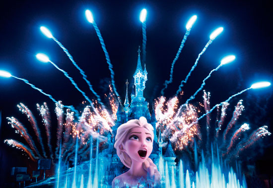 Eine überdimensionale Eiskönigin grüßt vom Dornröschenschloss